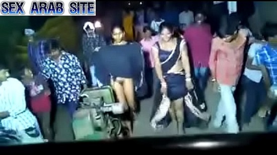 رقص فاضح يكشفون كسهم اثناء الرقص