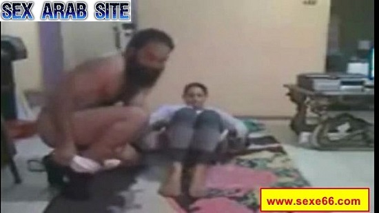 الشيخ العنتيل ينيك شرموطة ممحونة على الارض – سكس عربى