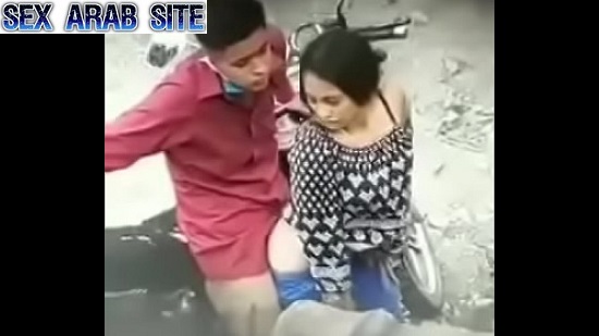 كاميرا مخفية ترصد فتاة مصرية تمارس الجنس هي و صديقها في الشارع